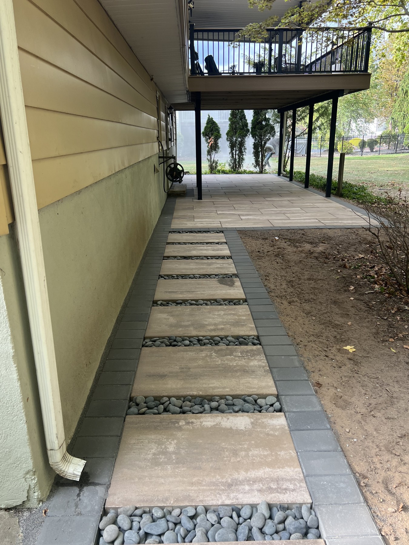 Stepping stone walkway along a house